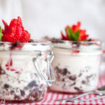 Simpel toetje met aardbeien en yoghurt
