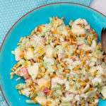 Bleekselderijsalade met appe en gerookte kip