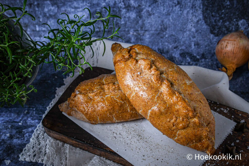 Cornisch Pasties van volkorenmeel met kip en bloemkool