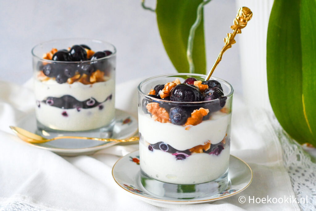 Yoghurt met blauwe bes en walnoten rechthoek